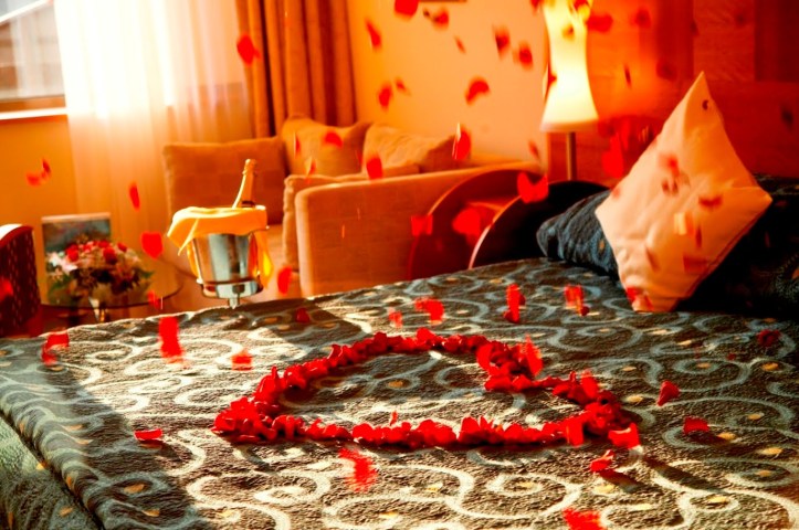romantic-wedding-room-decoration-pictures-1
